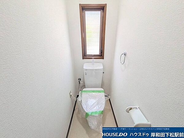 白を基調とした清潔感あふれる落ち着いた雰囲気の1階トイレです。小窓が付いているため換気しやすく、いつでも爽やかで心地よい快適な空間が保てます♪（※イメージ画像です）