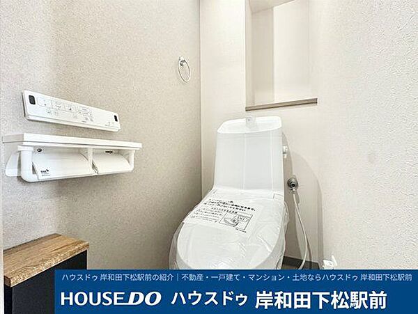 快適にお使いいただける温水洗浄便座付きのトイレです！便利な2連式のペーパーホルダーや、スマホなどが置ける棚付きのカウンターを完備。奥のスペースにはお好みのインテリアや小物を飾って楽しめます!