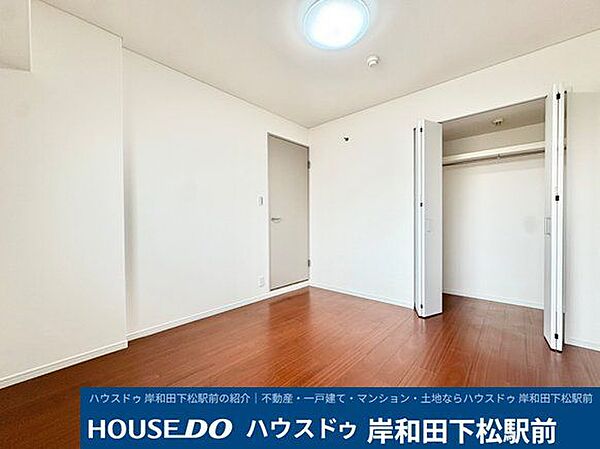 白を基調とした明るく開放感のある洋室です！枕棚とハンガーパイプが付いたクローゼット完備で、衣類や小物をすっきり収納可能。寝室や子ども部屋、テレワークスペースなど多用途に使える間取りです。