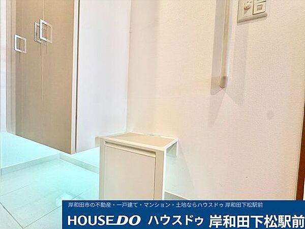 玄関横に便利な折りたたみ式のサポートチェア（スツール）を完備！靴の脱ぎ履きが楽に行えるため、シニアの方や小さなお子様のいるご家庭にも優しい安心の設計です。不使用時はすっきり畳んで空間を広く使えます。