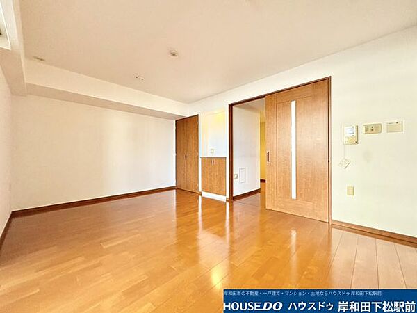 バルコニーに面した明るく開放感あふれるリビングです！艶やかなフローリングに柔らかな光が差し込む気持ちの良い空間。ご家族が集まり、ゆったりと団らんの時間を楽しむのにふさわしい心地よさがあります。