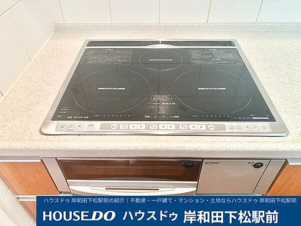 すっきりスマートなデザインの3口ＩＨクッキングヒーターです！フラットなガラス天板はサッと拭くだけで汚れが落ち、毎日のお手入れが驚くほど簡単。火を使わないため、お子様やシニアのいるご家庭にも安全です。