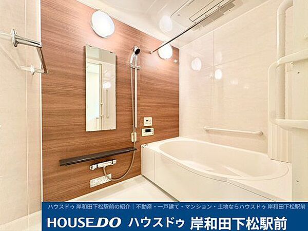 温かみのある木目調のアクセントパネルがお洒落なリフォーム済みのバスルームです！手すり付きで立ち上がりやすく、ゆったり寛げるバスタブを完備。雨の日のお洗濯に大活躍する浴室乾燥機や物干しバー付きです♪