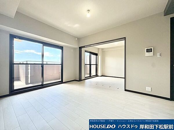 続き間の約6帖の洋室とつなげれば開口部も大きく明るい15.2帖条の空間に♪