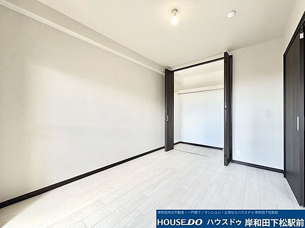LDK横6帖の洋室。収納スペースもしっかりあります♪