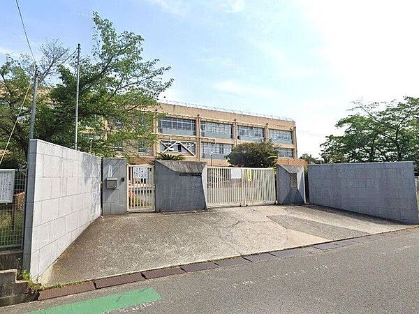 和泉市立鶴山台北小学校 710m