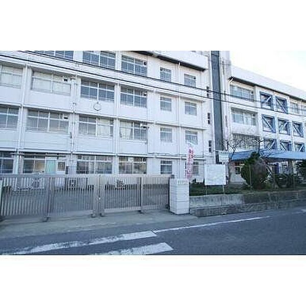 泉佐野市立第三中学校 810m