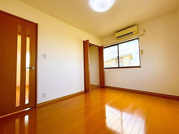 大きな窓からからたっぷり入ってくる日差しがお部屋全体を優しく包み込みます。