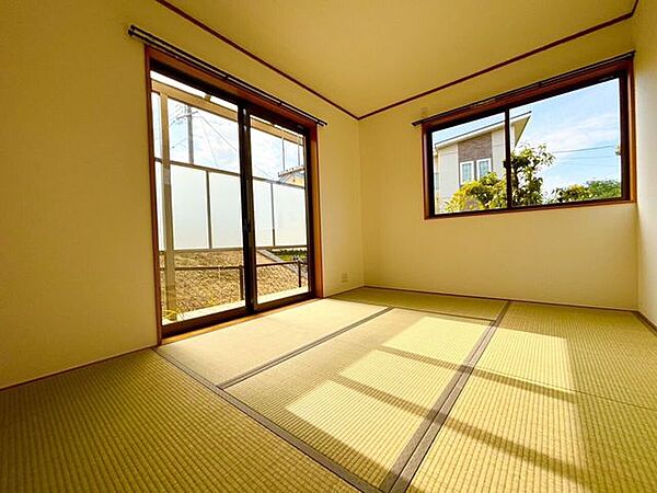 大きな窓からからたっぷり入ってくる日差しがお部屋全体を優しく包み込みます。