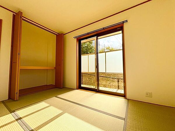 普段はお子様の遊び部屋として、親戚が遊びに来たときは客間としても使えます。