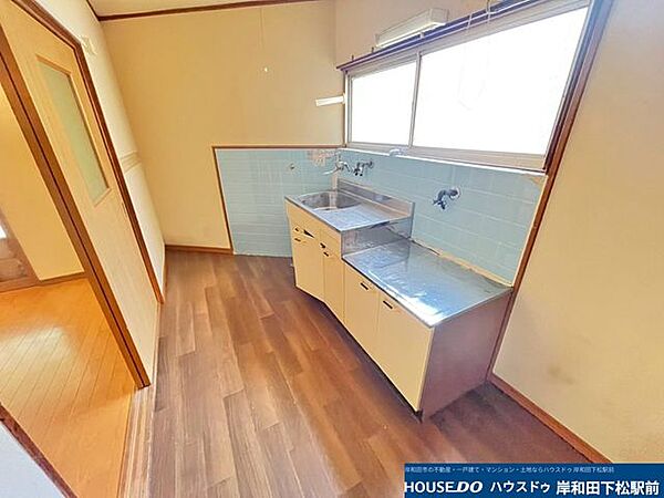 明るい陽光が差し込む、すっきりと使い勝手の良いキッチンスペースです。調理台もゆとりがあり、毎日のお料理を快適にお楽しみいただけます。収納スペースも備わっており、すっきりと片付いた空間を保てます！