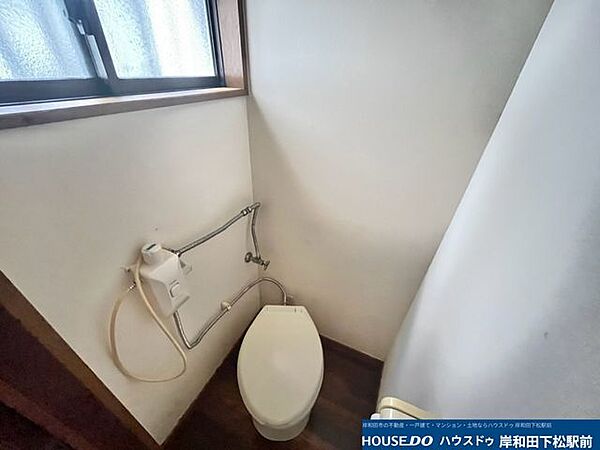 窓から明るい光が差し込む、すっきりと落ち着いた空間のトレイです。換気もしやすく、いつでも爽やかな環境を保てます。シンプルなデザインで使い勝手も良く、毎日気持ちよくお使いいただける快適な設備です！