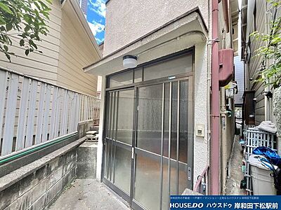外観:閑静な住宅街に佇む、どこか懐かしさを感じる親しみやすい外観です。玄関は大きく開閉できる引き戸タイプを採用しており、毎日の出入りがスムーズに行えます。落ち着いた住環境で新生活を始めたい方におすすめで! 外観:閑静な住宅街に佇む、どこか懐かしさを感じる親しみやすい外観です。玄関は大きく開閉できる引き戸タイプを採用しており、毎日の出入りがスムーズに行えます。落ち着いた住環境で新生活を始めたい方におすすめで!