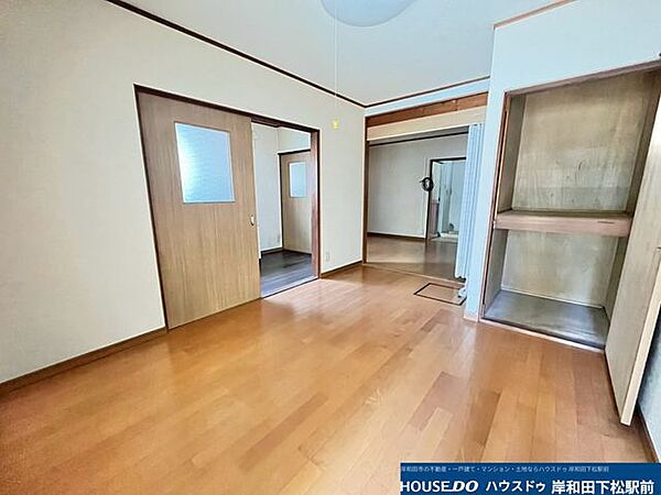 温かみのあるフローリングが広がる、すっきりと使い勝手の良い洋室です！収納スペースも備わっており、お部屋を広々とすっきり保つことができます。プライベートな時間をリラックスして過ごせる快適な空間です！