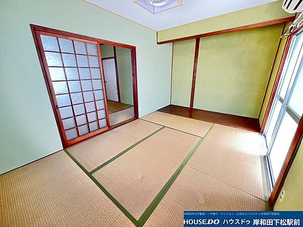 障子や窓から自然光が差し込む、明るく和やかな和室です。心地よい畳の香りに包まれながら、リラックスした時間をお過ごしいただけます。客間や寝室など、ライフスタイルに合わせて多目的に活用できる空間です！