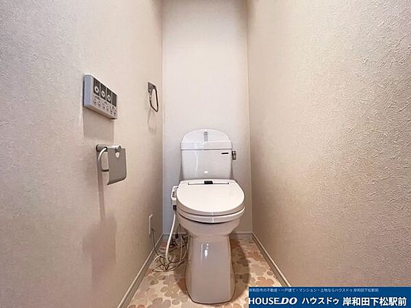 便利な壁付けリモコン付き温水洗浄便座やスタイリッシュなメタリックホルダーを備え、快適性とデザイン性を兼ね備えたトイレです。