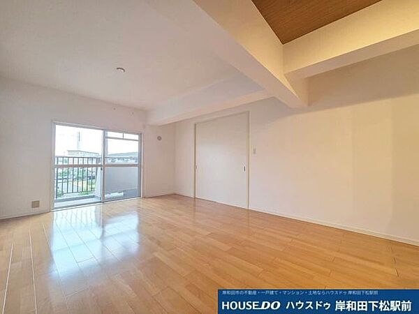 たっぷりの自然光が差し込む明るく開放的なリビングルームです！窓の外にはバルコニーが広がり、心地よい風と光を感じられます。家族団らんの時間をゆったりと快適に過ごせる魅力的な空間です！