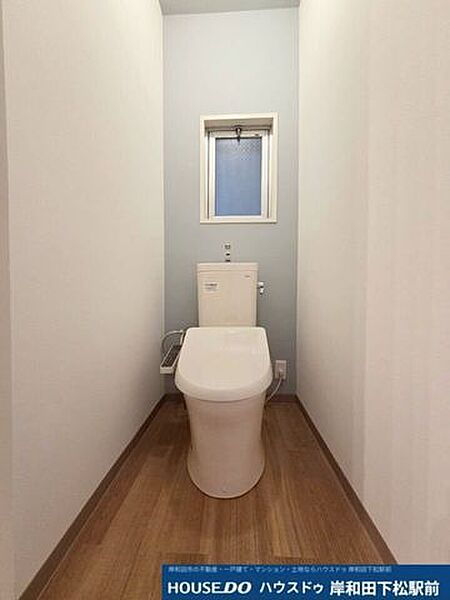 アクセントクロスが施された清潔感あふれるおしゃれなトイレ空間です！小窓が付いているため自然光が入り、明るく換気もしやすい快適な仕様です。毎日使う場所だからこそ、心地よさにこだわった設計です