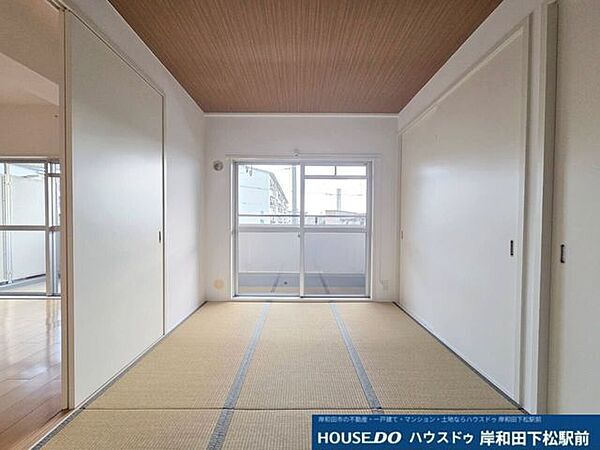 温もりある畳の香りと落ち着いた雰囲気が魅力の和室スペースです！大きな窓から明るい光が差し込み、心地よい風を感じながらゆったりとおくつろぎいただけます。客間や寝室など多目的に使える便利な一室です!