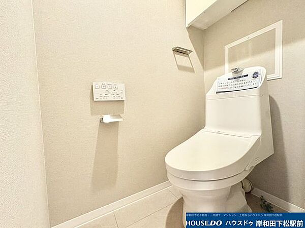 温水洗浄便座付きで、いつでも快適にご利用いただける清潔感のあるトイレです。壁面のリモコン操作など使い勝手にも配慮されており、すっきりと落ち着いた空間でリラックスしてお過ごしいただけます！