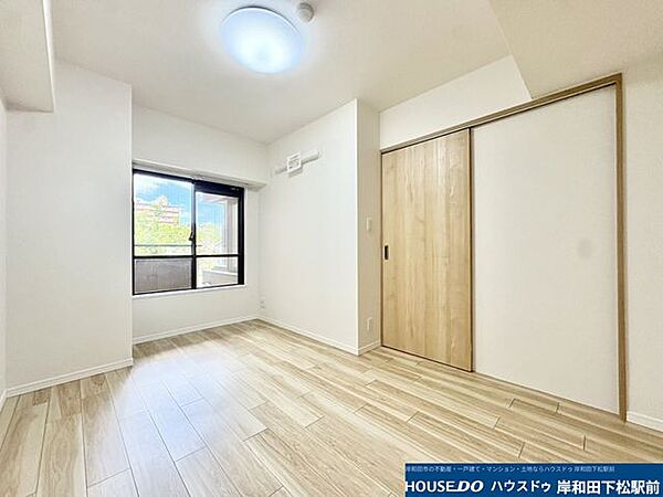 温かみのある木目調の引き戸と明るいフローリングが調和した、落ち着きのある洋室です。窓からの採光も良く、心地よい空間が広がっています。リラックスして過ごせる、使い勝手の良いお部屋です！