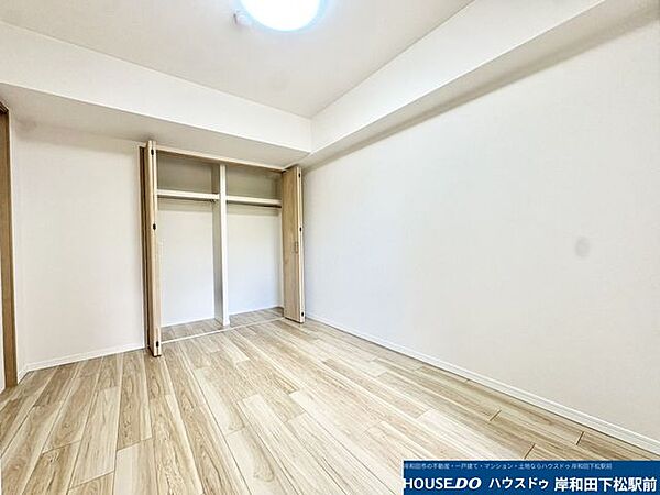 すっきりと片付けられるクローゼットが備わった、使い勝手の良い洋室です。温かみのある木目調の床と明るい内装が調和し、プライベートな時間をリラックスして快適にお過ごしいただける心地よい空間となっています！