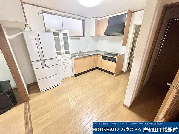 温かみのある木目調のデザインが素敵な、すっきりと使い勝手の良いシステムキッチンが備わったリビング空間です。調理スペースや収納も充実しており、毎日の家事を快適にサポートしてくれます！