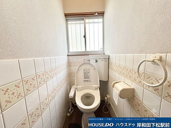 小窓から明るい光が差し込む、清潔感のあるトイレです。可愛らしいデザインのタイルが施されており、明るい空間を演出しています。換気がしやすく、毎日気持ちよくお使いいただける嬉しい仕様となっています！