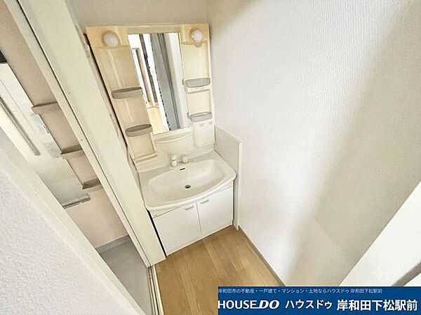 明るく清潔感のある洗面所です。使い勝手の良いシャンプードレッサーや、小物をすっきりと整理できる収納棚が備わっており、毎日の身支度や家事を快適にサポートしてくれる嬉しい空間となっています！