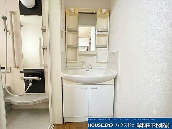すっきりと使い勝手の良いシンプルな洗面化粧台です。ミラーの周囲には便利な収納棚も備わっており、洗面用具や小物を綺麗に整理できます。清潔感のある空間で、毎日の身支度を気持ちよく行うことができます！