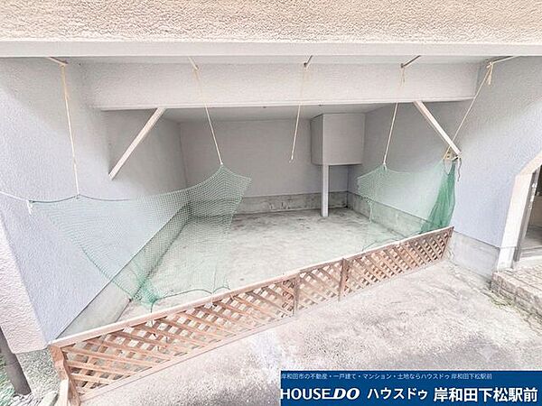 雨風から大切なお車を守ってくれる屋根付きの駐車スペースです。フェンスやネットが設置されており、使い勝手の良い仕様となっています。お車の駐車だけでなく、多目的なスペースとしても便利にご活用いただけます！