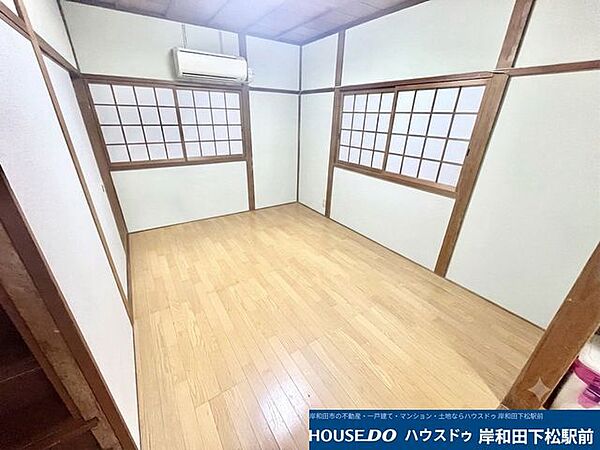 温かみのある木目と、障子風の窓から差し込む柔らかな光が心地よい洋室です。エアコンが完備されているため、入居したその日から快適にお過ごしいただけます。プライベートな時間を過ごせる空間です！