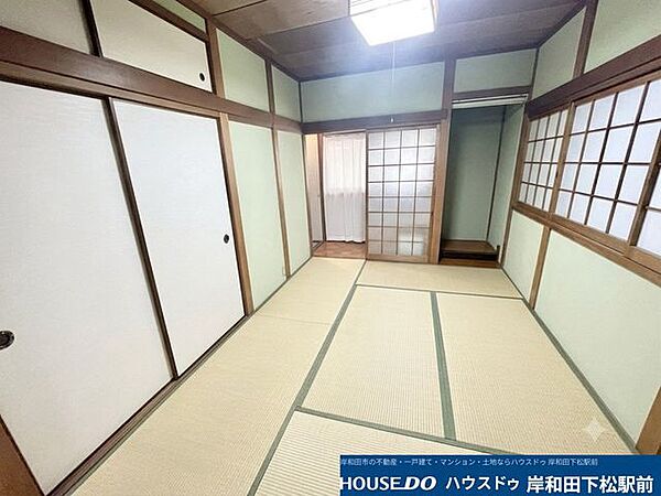 心地よい香りと柔らかな質感が魅力の、落ち着いた雰囲気の和室です。障子やふすまの伝統的な空間で、日本の情緒を感じながらゆったりとくつろげます。客間や寝室など、多彩な用途で便利にお使いいただけます！