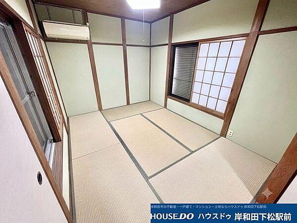 心地よい畳の香りと温もりが広がる和室です。障子から差し込む柔らかな光が、お部屋全体を明るく穏やかな空間に演出しています。客間や寝室など、ご家族のライフスタイルに合わせて多彩に活用できます！