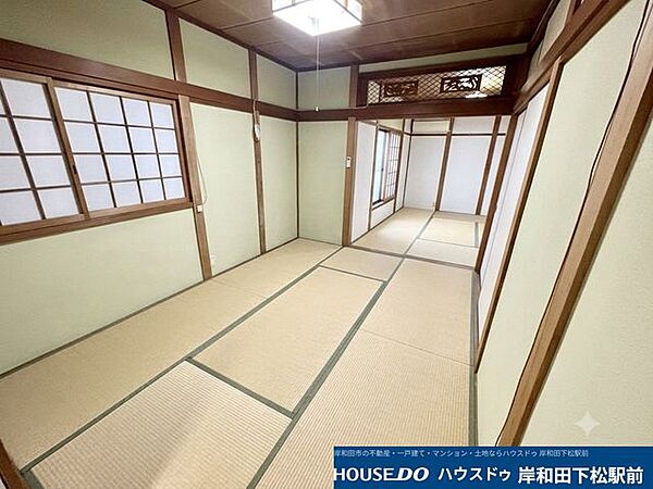 伝統的な畳の香りと温もりが広がる和室です。障子から優しい光が差し込み、落ち着いた雰囲気を演出しています。客間や寝室など、ライフスタイルに合わせて多目的にご活用いただける快適な空間です！