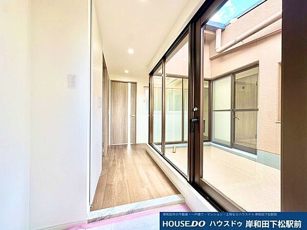 大きな窓から明るい光がたっぷりと差し込む、開放感あふれる玄関です。すっきりと洗練された空間が広がり、毎日気持ちよくお出かけやおかえりができる、ご家族やゲストを心地よくお迎えできる素敵なスペースです！