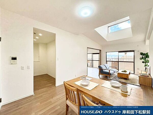 吹き抜けから心地よい光が差し込む、明るく開放感あふれるリビングの同型写真です。家具の配置がイメージしやすく、ご家族みんながゆったりとくつろぎながら、笑顔あふれる時間を過ごせる素敵な空間となっています！