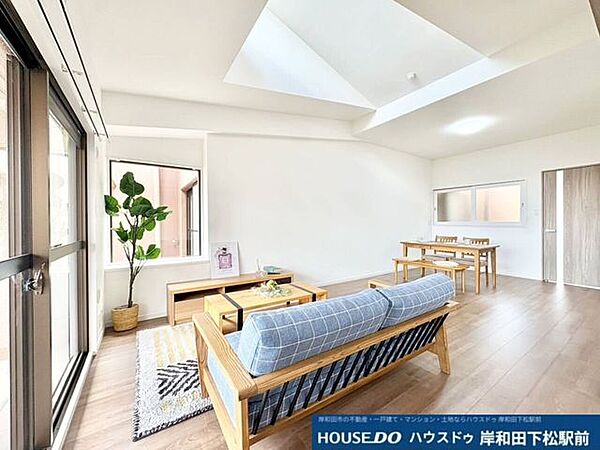 大きな窓からたっぷりと光が差し込む、明るく開放感あふれるリビングの同型写真です。洗練されたインテリアが映える心地よい空間が広がり、ご家族みんながゆったりとリラックスして素敵な時間を過ごせるお部屋です！