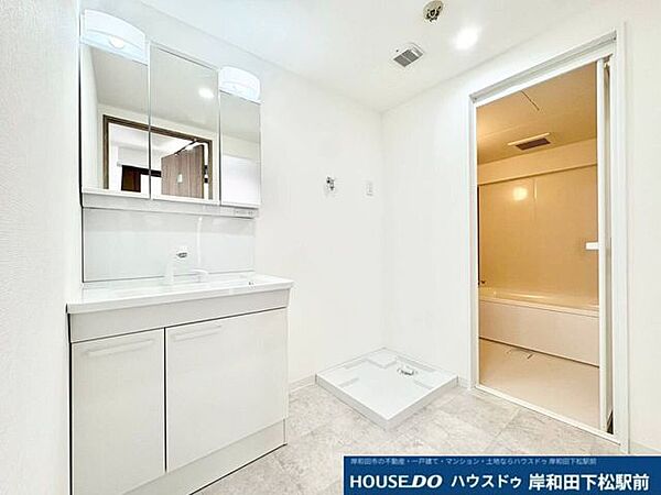 清潔感あふれる白を基調とした、すっきりと使い勝手の良い洗面化粧台です。大きな鏡や便利な収納スペースを備えており、毎日の身支度やヘアメイクをスムーズに快適に行える、機能性に優れた魅力的な空間です！