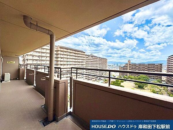 青空が広がり、心地よい風とたっぷりの陽光を感じられる開放感あふれるバルコニーです。視界を遮るものが少なく見晴らしが良好で、爽快な景色を眺めながらリフレッシュできる素敵な空間です！