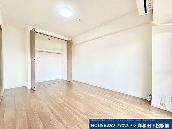使い勝手の良いシンプルな洋室です。温かみのあるフローリングが心地よい空間を演出しており、収納スペースも備わっているためお部屋を広々と使えます。寝室や子ども部屋など多目的に快適にお使いいただけます！