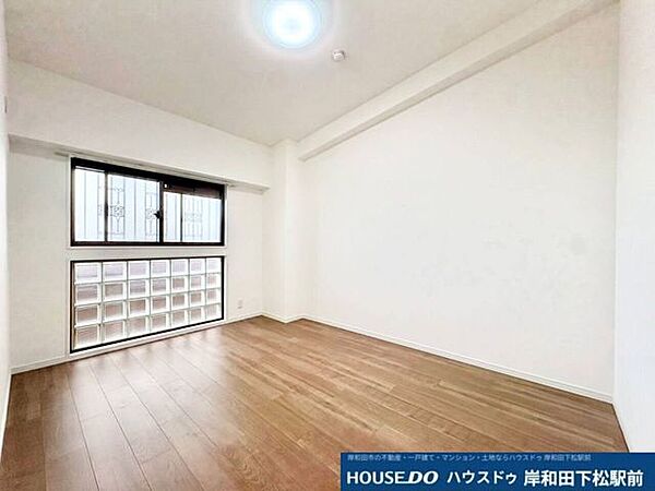 温かみのあるフローリングが広がる、シンプルな洋室です。デザイン性の高い窓から自然光が差し込む落ち着いた空間となっており、お好みの家具を自由にレイアウトして、寝室やなど多目的に快適にお使いいただけます！