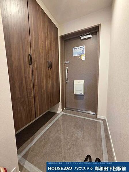 靴をすっきりと収納できるシューズボックス付きの玄関。いつでも綺麗な状態でお客様を迎えられます。
