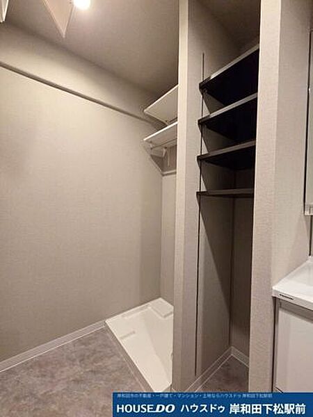 各所に充実した収納スペースを配置。お部屋に余計な家具を置かず、居室空間を広く有効に使えます。