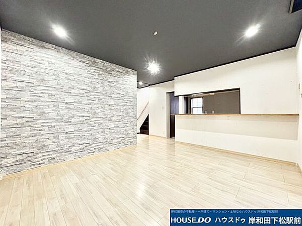 スタイリッシュなアクセントクロスとダウンライトが映える、開放的で広々としたリビングです。すっきりとした対面式カウンターがあり、家族団らんの時間を楽しく演出します！