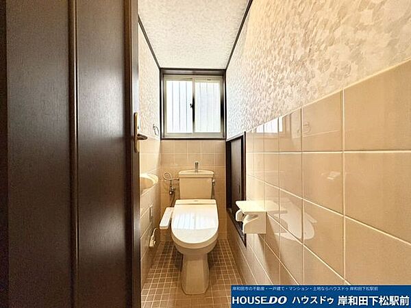 温かみのあるタイル調のデザインと明るい窓が配置された、清潔感あふれる快適なトイレ空間です。お手入れがしやすく、毎日気持ちよくお使いいただける仕様となっています！