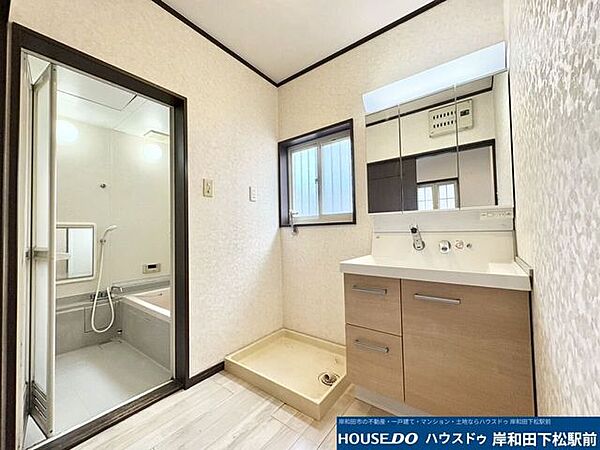 木目調のデザインが温かみを演出する、すっきりと清潔感のある洗面所です。便利な三面鏡付き洗面化粧台が備わり、毎日の身支度やスキンケアを快適にサポートします！