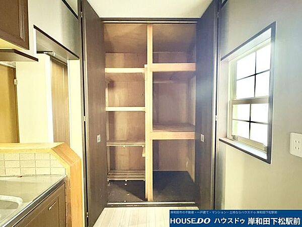 棚が細かく分かれており、日用品や小物をすっきりと整理整頓できる便利な収納スペースです。お部屋を広くきれいに保つことができ、毎日の暮らしを快適にサポートします！