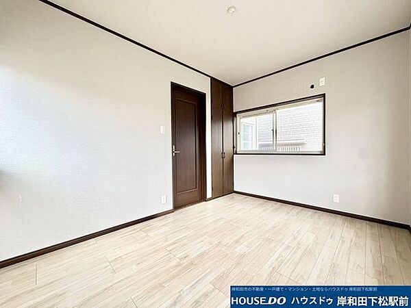 明るい木目のフローリングが心地よい、すっきりと落ち着いた雰囲気の洋室です。横長の窓から優しい光が差し込み、プライベートな時間を快適にお過ごしいただけます！
