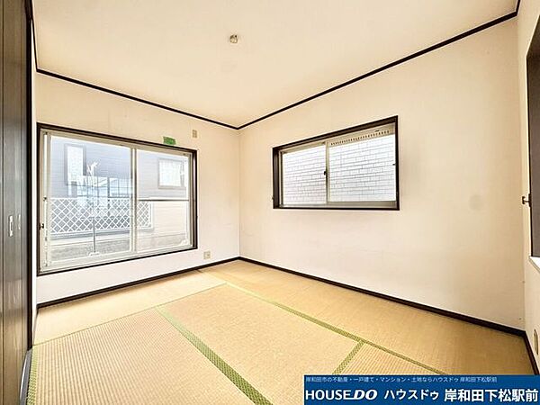 二面採光の明るい窓が心地よい、畳の香りに包まれる落ち着いた和室です。ゆったりとくつろげる広さがあり、客間やプライベートな寝室など多目的にご活用いただけます！